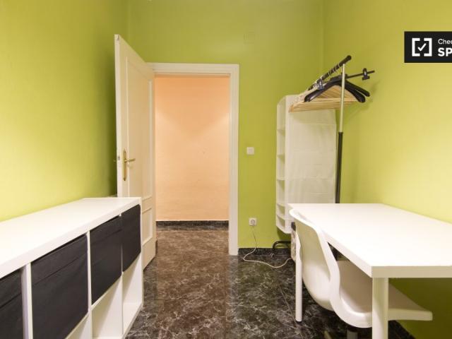 Habitación amueblada en apartamento de 3 dormitorios en Ventas, Madrid