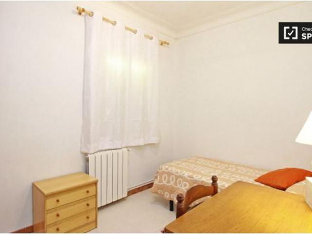 Habitación amueblada en apartamento de 3 habitaciones con wi fi, Eixample