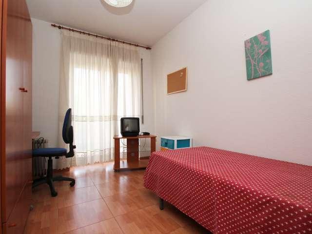 Habitación amueblada en piso compartido en Granada City Center