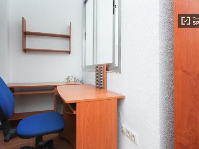 Habitación amueblada en piso compartido en Granada City Center