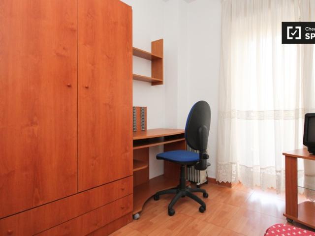 Habitación amueblada en piso compartido en Granada City Center