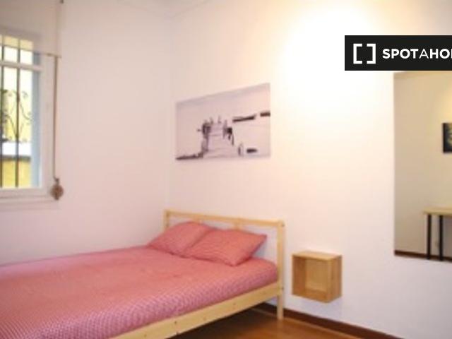 Habitación amueblada en piso compartido en Latina, Madrid