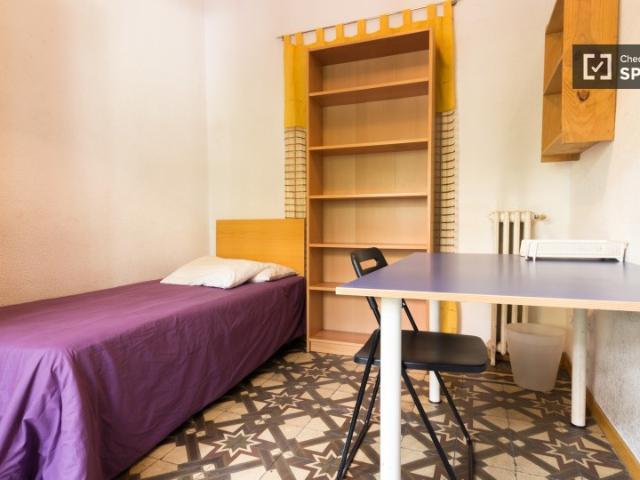 Habitación amueblada en piso compartido en Moncloa, Madrid