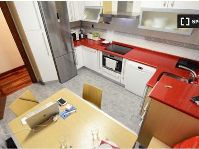 Habitación amueblada en piso de 4 habitaciones en Bilbao