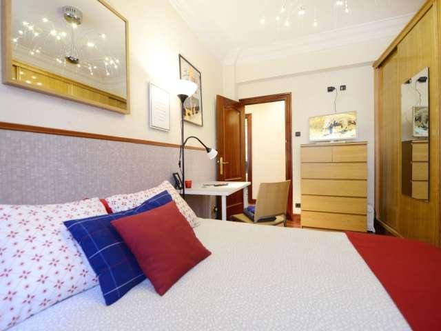 Habitación amueblada en piso de 4 habitaciones en Bilbao