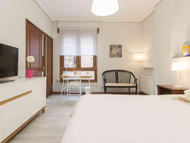 Habitación amueblada en piso de 5 habitaciones en Indautxu, Bilbao