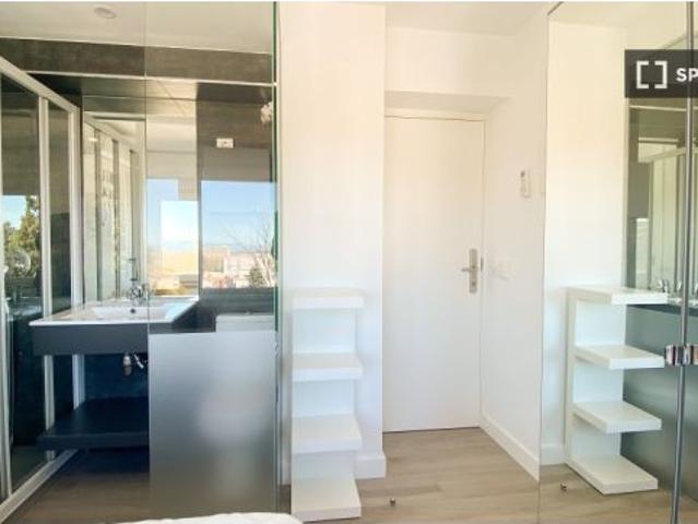 Habitación amueblada en residencia de estudiantes en Vallehermoso, Madrid