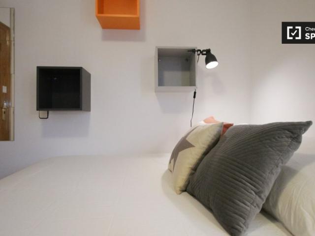 Habitación animada en apartamento de 4 dormitorios en Poblenou, Barcelona
