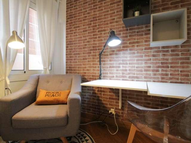Habitación animada en apartamento de 4 dormitorios en Poblenou, Barcelona