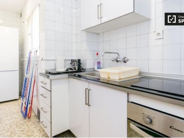 Habitación bien amueblada en alquiler en apartamento de 5 dormitorios en Ronda