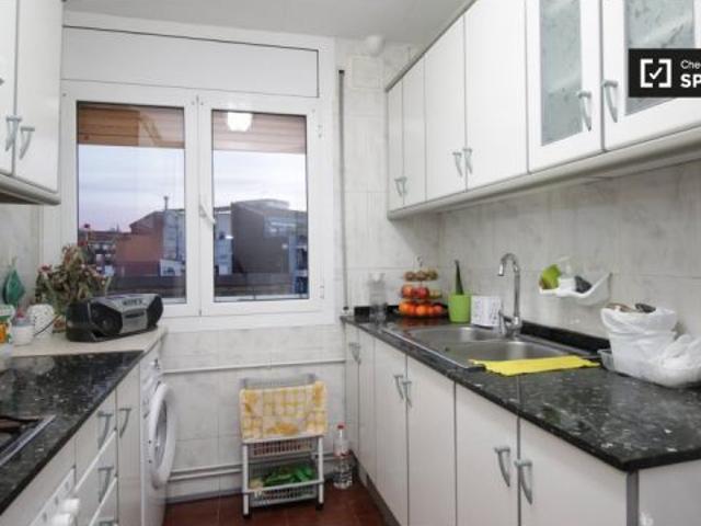 Habitación bien amueblada en alquiler en un apartamento de 3 dormitorios en Poblenou