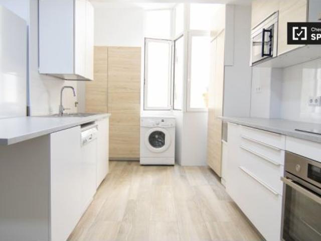 Habitación bien amueblada en alquiler en un apartamento de 7 dormitorios en Prosperidad