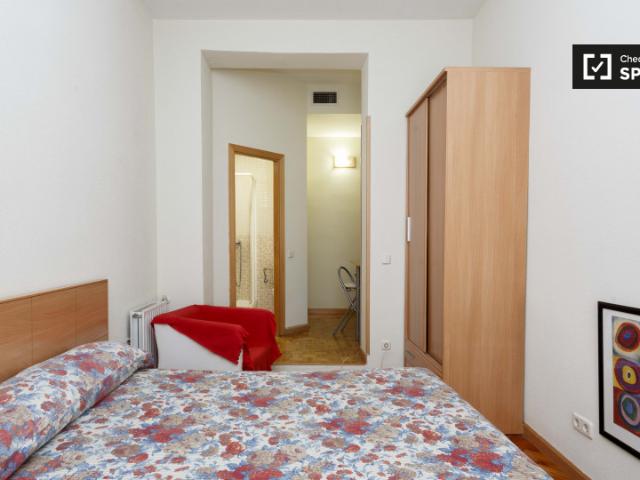 Habitación cálida en un apartamento de 12 habitaciones en Atocha, Madrid