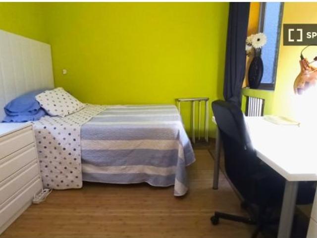 Habitación colorida con balcón en un apartamento de 5 dormitorios, Salamanca