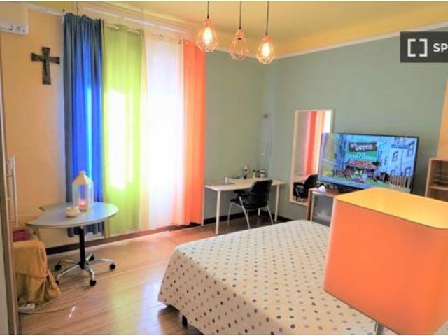 Habitación colorida con llave independiente en apartamento de 5 dormitorios, Salamanca
