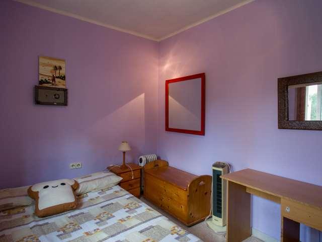 Habitación colorida en apartamento de 4 dormitorios en Horta Guinardo