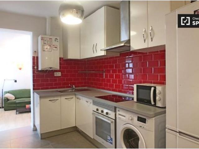 Habitación colorida en apartamento de 7 dormitorios en Puerta del Ángel