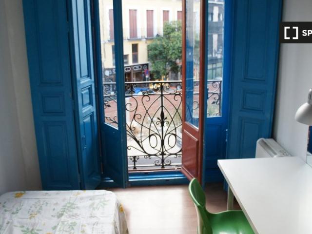 Habitación colorida para alquilar en un apartamento de 7 dormitorios en el Centro