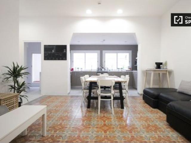 Habitación cómoda en alquiler en el apartamento de 9 habitaciones, Prat de LLobregat