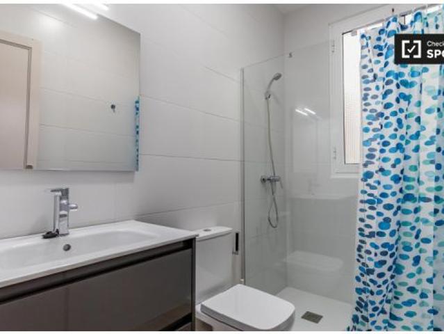 Habitación cómoda para alquilar en un apartamento de 6 habitaciones en Extramurs