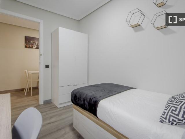 Habitación compartida de 5 habitaciones en Cuatro Caminos, Madrid