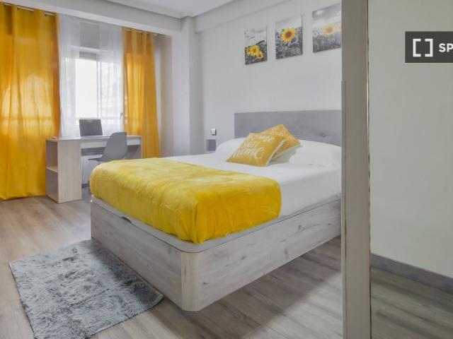 Habitación compartida de 5 habitaciones en Cuatro Caminos, Madrid