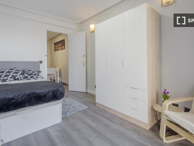 Habitación compartida de 5 habitaciones en Cuatro Caminos, Madrid
