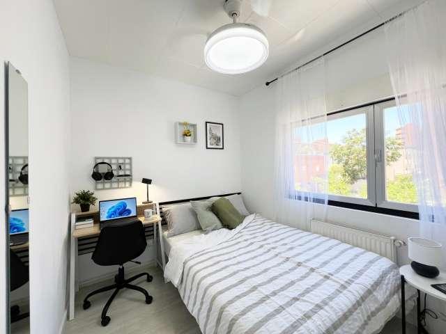 Habitación compartida de 5 habitaciones en Valverde, Madrid