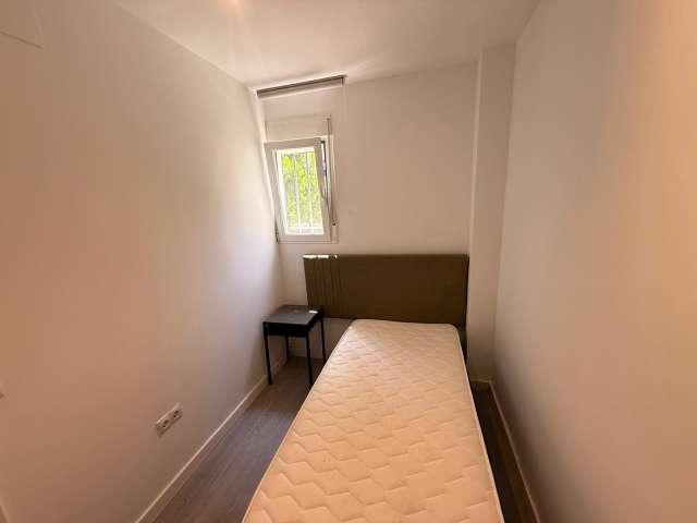Habitación compartida en apartamento de 4 habitaciones en Campamento