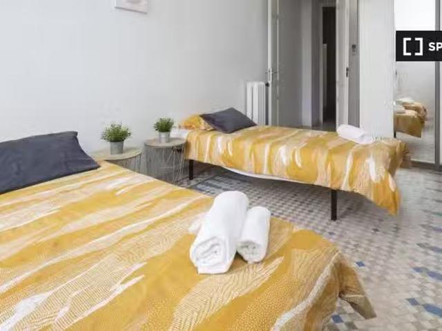 Habitación compartida luminosa en apartamento de 9 dormitorios.