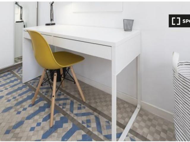 Habitación compartida luminosa en apartamento de 9 dormitorios en l' Eixample