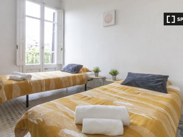 Habitación compartida luminosa en apartamento de 9 dormitorios en l'Eixample