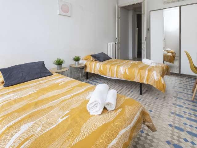 Habitación compartida luminosa en apartamento de 9 dormitorios en l'Eixample