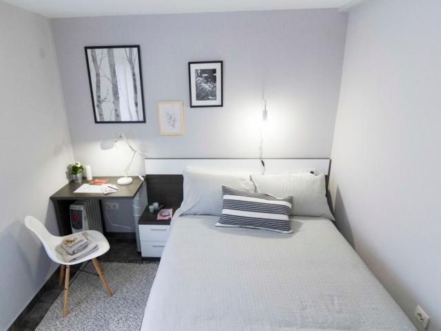 HABITACION CON TERRAZA MUY CERCA DEL METRO