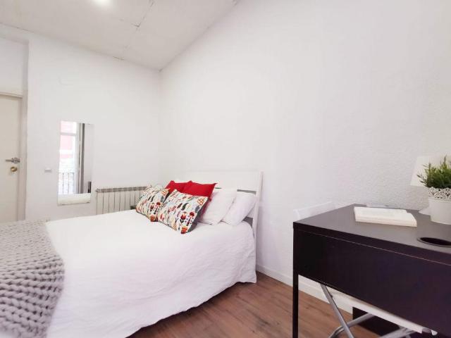 Habitación con balcón en calle Caños del Peral