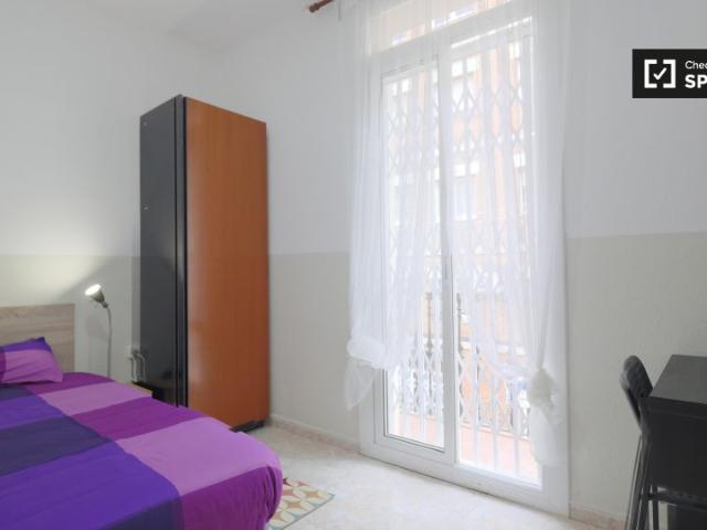 Habitación con balcón en apartamento de 4 dormitorios en Sant Martí, Barcelona