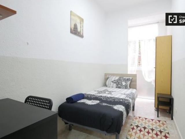 Habitación con balcón en apartamento de 4 dormitorios en Sant Martí, Barcelona