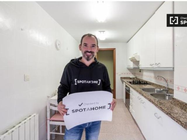 Habitación con balcón en un apartamento de 5 dormitorios Algirós, Valencia