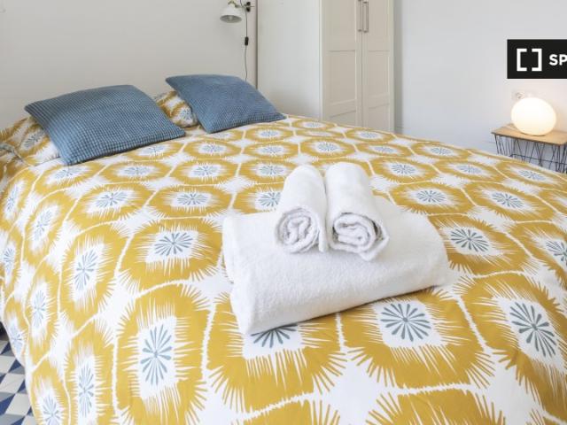 Habitación con balcón en un apartamento de 9 dormitorios en Barcelona