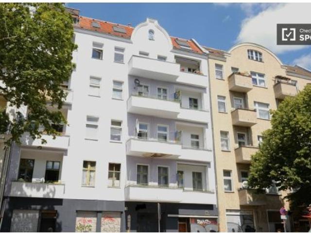Habitación con balcón privado en un espacioso apartamento compartido de 3 habitaciones en Berlín Mit