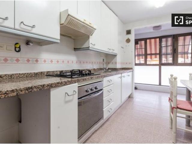 Habitación con baño en un apartamento de 5 dormitorios en Algirós, Valencia