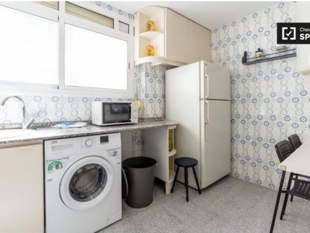 Habitación con baño en alquiler en un apartamento de 5 dormitorios en Ciutat Vella