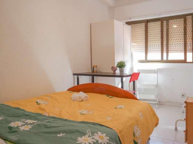 Habitación con baño privado en piso compartido