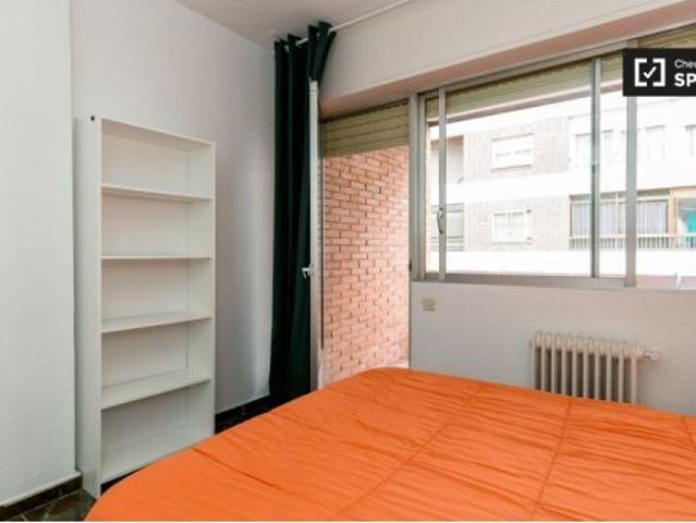 Habitación con cama doble y balcón privado en alquiler en apartamento de 5 dormitorios en Ronda