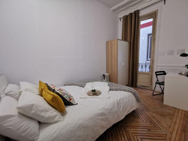 Habitación con cama grande en Preciados