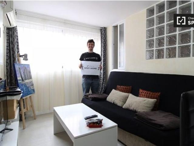 Habitación con cama individual en alquiler en apartamento de 3 dormitorios en San Blas