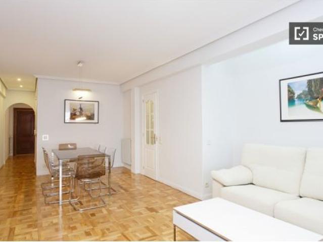 Habitación con calefacción en el apartamento de 5 dormitorios, Retiro