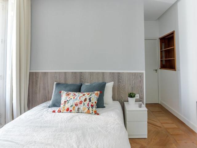 Habitación con dos balcones en Chamberí