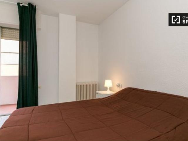 Habitación con escritorio y cama individual en alquiler en apartamento de 5 dormitorios en Ronda