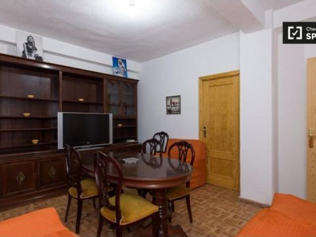 Habitación de estudiantes con cama individual en alquiler en apartamento de 4 dormitorios en Ronda